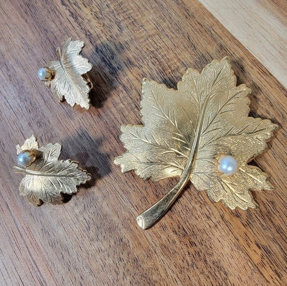 Vintage Sarah Coventry Leaf Pin Brooch & Clip on Earrings Set 1960s 1970s - Picture 3 of 14